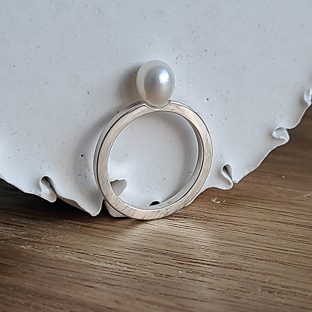 OVAL PEARL MODERN Ring